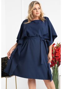 KARKO - Sukienka wieczorowa wiązana oversize ROLANDA granatowa PROMOCJA. Okazja: na co dzień, na randkę, na spotkanie biznesowe. Kolekcja: plus size. Kolor: niebieski. Materiał: elastan, materiał, skóra, tkanina, poliester. Sezon: lato, wiosna. Typ sukienki: oversize. Styl: wizytowy. Długość: midi