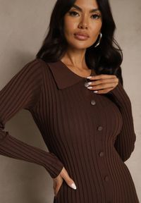 Renee - Brązowa Sweterkowa Sukienka z Wiskozy Ozdobiona Kołnierzykiem i Guzikami Deliavella. Kolor: brązowy. Materiał: wiskoza. Wzór: aplikacja #4