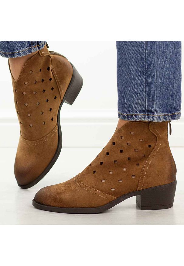 POTOCKI - Brązowe ażurowe botki damskie na obcasie Potocki 12749. Okazja: na co dzień, na spacer. Kolor: brązowy. Szerokość cholewki: normalna. Wzór: ażurowy. Materiał: zamsz. Sezon: wiosna, lato, jesień. Obcas: na obcasie. Styl: casual, klasyczny, elegancki. Wysokość obcasa: średni