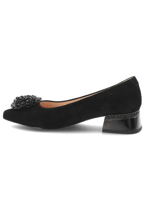 Czółenka damskie S.Barski, cholewka ze skóry naturalnej zamszowej wsuwany fason zabudowany przód, czarne, CR61-3029. Okazja: na spotkanie biznesowe. Kolor: czarny. Materiał: skóra, zamsz. Szerokość cholewki: normalna. Wzór: aplikacja. Obcas: na obcasie. Styl: elegancki, biznesowy. Wysokość obcasa: średni