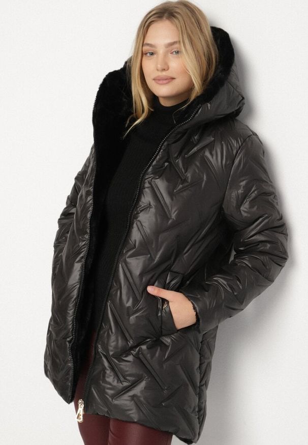 Born2be - Czarna Pikowana Kurtka z Kapturem i Futrzaną Wyściółką Navea. Okazja: do pracy, na co dzień, na spotkanie biznesowe. Typ kołnierza: kaptur. Kolekcja: plus size. Kolor: czarny. Materiał: futro. Wzór: ze splotem. Styl: casual, biznesowy
