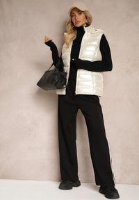 Renee - Biała Pikowana Kamizelka z Odpinanym Kapturem Zinnailia. Okazja: na co dzień. Kolor: biały. Materiał: jeans. Styl: casual, elegancki