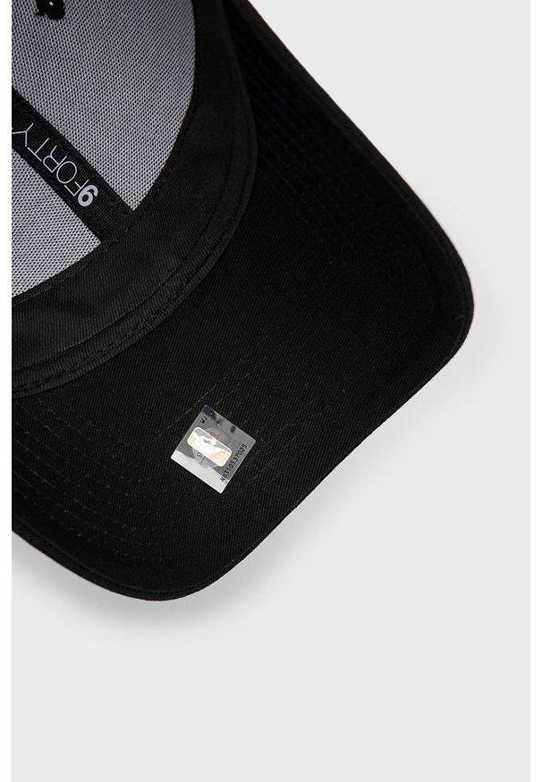 New Era czapka kolor czarny z aplikacją. Kolor: czarny. Wzór: aplikacja