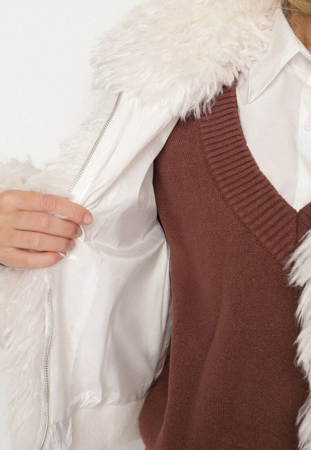 Born2be - Biała Krótka Kurtka Futerko z Wysokim Kołnierzem i Długim Włosiem Lanalia. Okazja: na co dzień, na spacer. Kolor: biały. Materiał: futro. Długość: krótkie. Styl: casual