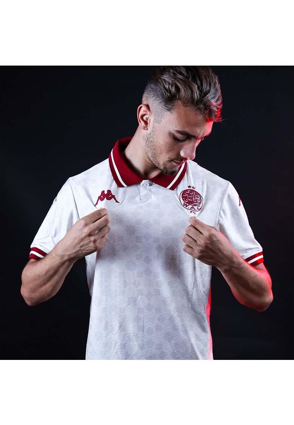 Kappa - Zewnętrzny strój Wydad AC 2025/26. Kolor: czerwony, biały, wielokolorowy. Sport: piłka nożna