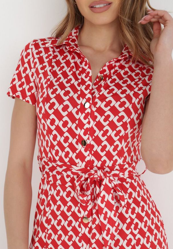 Born2be - Czerwona Sukienka Alethanthei. Okazja: na co dzień. Kolor: czerwony. Materiał: materiał. Długość rękawa: krótki rękaw. Wzór: geometria, nadruk, aplikacja. Typ sukienki: szmizjerki. Styl: casual, elegancki. Długość: midi