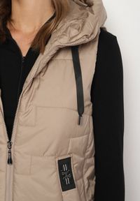 Born2be - Ciemnobeżowa Kamizelka z Pikowanymi Przeszyciami i Kapturem Tulavela. Okazja: na co dzień, na spacer. Kolor: beżowy. Materiał: jeans. Styl: klasyczny, casual #4