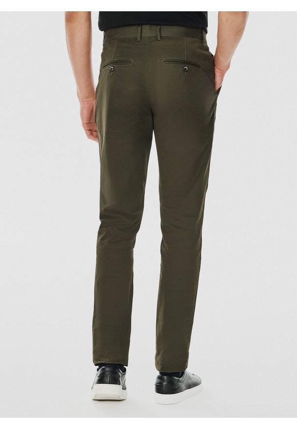Pako Lorente - PAKO LORENTE – Gładkie spodnie męskie w kolorze zielonym. Kolor: zielony. Materiał: bawełna, elastan. Wzór: gładki. Styl: klasyczny