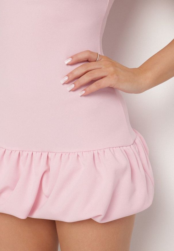 Born2be - Jasnoróżowy Taliowany Kombinezon Ozdobiony Falbanką Semiriela. Okazja: na co dzień. Kolor: różowy. Wzór: aplikacja. Styl: casual, klasyczny