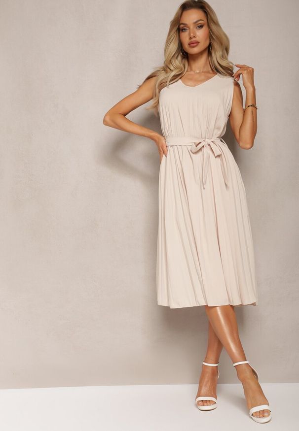 Renee - Beżowa Plisowana Sukienka Midi z Plisami na Dole i Paskiem w Talii Wrensilva. Kolor: beżowy. Materiał: materiał. Styl: elegancki. Długość: midi