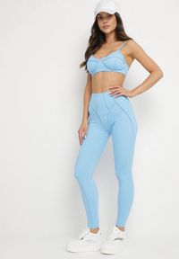 Born2be - Jasnoniebieski Komplet Sportowy z Ozdobnymi Przeszyciami Legginsy i Top na Ramiączkach Filinella. Kolor: niebieski. Materiał: skóra