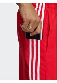 Adidas - adidas Szorty sportowe Essentials Chelsea IC1486 Czerwony Regular Fit. Kolor: czerwony. Materiał: syntetyk. Styl: sportowy