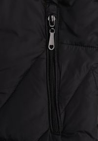 Renee - Czarna Pikowana Kurtka Przejściowa z Kapturem Silidi. Okazja: na co dzień. Typ kołnierza: kaptur. Kolor: czarny. Materiał: jeans. Styl: casual, elegancki, klasyczny #3