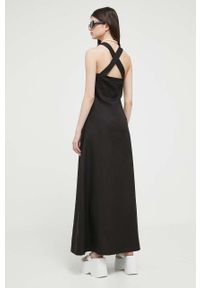 Love Moschino sukienka z domieszką lnu kolor czarny maxi dopasowana. Kolor: czarny. Materiał: len. Długość rękawa: na ramiączkach. Typ sukienki: dopasowane. Długość: maxi #2