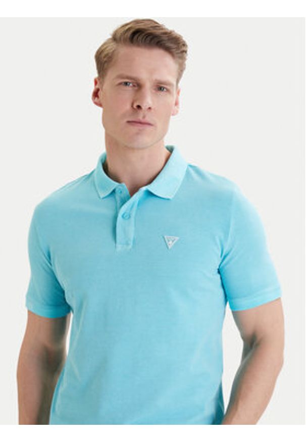 Guess Polo F6GP03 K9WF1 Turkusowy Slim Fit. Typ kołnierza: polo. Kolor: turkusowy. Materiał: bawełna