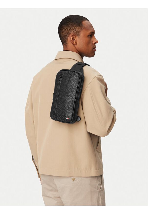 TOMMY HILFIGER - Tommy Hilfiger Saszetka Embossed Flag Sling Bag AM0AM14191 Czarny. Kolor: czarny. Materiał: skóra
