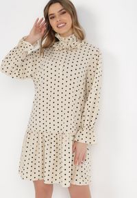 Born2be - Jasnobeżowa Sukienka Nikathe. Typ kołnierza: kołnierzyk stójkowy. Kolor: beżowy. Materiał: tkanina. Wzór: aplikacja, grochy. Długość: mini #6