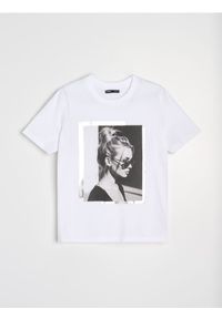 Sinsay - Bawełniana koszulka z nadrukiem - biały. Kolor: biały. Materiał: bawełna. Wzór: nadruk #1