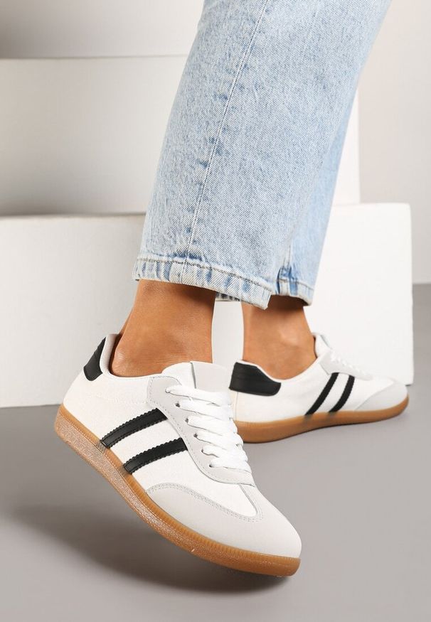 Renee - Białe Casualowe Sneakersy z Ekozamszu na Płaskiej Podeszwie Pemeriana. Okazja: na co dzień. Nosek buta: okrągły. Zapięcie: sznurówki. Kolor: biały. Materiał: jeans. Wzór: aplikacja. Obcas: na płaskiej podeszwie