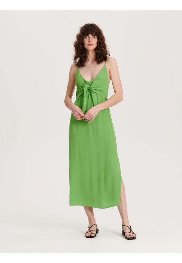 Reserved - Sukienka midi z wiskozy - zielony. Kolor: zielony. Materiał: wiskoza. Wzór: gładki. Długość: midi