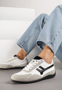 Born2be - Białe Sneakersy Ozdobione Geometrycznym Wzorem Arulia. Okazja: na co dzień, na spacer. Kolor: biały. Materiał: jeans. Wzór: aplikacja, geometria. Sport: turystyka piesza