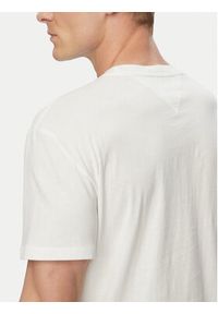 Tommy Jeans T-Shirt Entry Dna DM0DM23406 Biały Regular Fit. Kolor: biały. Materiał: bawełna #4