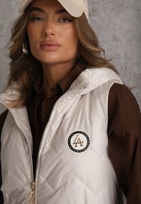 Renee - Jasnoszara Długa Pikowana Kamizelka z Kapturem i Ozdobną Naszywką Mentape. Typ kołnierza: kaptur. Kolor: szary. Długość: długie. Wzór: aplikacja. Styl: sportowy #5