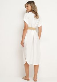 Born2be - Biała Wiskozowa Sukienka z Paskiem Ozdobionym Plecionką i Klamrą Mlevena. Typ kołnierza: dekolt w kształcie V. Kolekcja: plus size. Kolor: biały. Materiał: wiskoza. Długość rękawa: krótki rękaw. Wzór: aplikacja. Typ sukienki: dla puszystych. Styl: elegancki #3