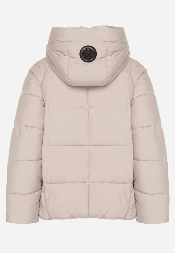 Born2be - Beżowa Oversizowa Kurtka z Pikowanymi Przeszyciami i Kapturem Galimea. Okazja: na co dzień. Kolor: beżowy. Materiał: jeans, poliester. Wzór: aplikacja. Styl: casual, klasyczny