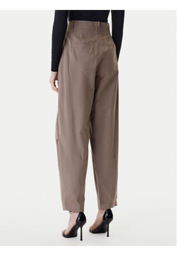 Guess Spodnie materiałowe W6RB08 WJ692 Brązowy Regular Fit. Kolor: brązowy. Materiał: syntetyk, bawełna