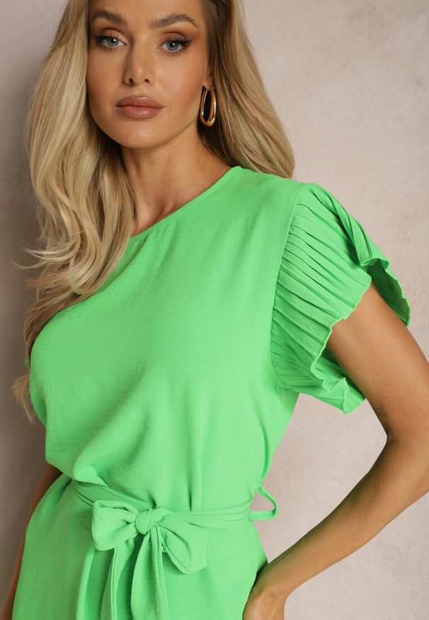 Renee - Jasnozielona Mini Sukienka Rozkloszowana ze Zdobionym Rękawem i Materiałowym Paskiem Ajemia. Kolor: zielony. Materiał: materiał. Wzór: aplikacja. Długość: mini
