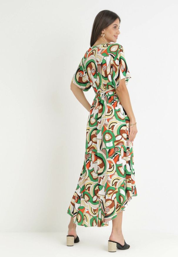 Born2be - Zielona Kopertowa Sukienka z Gumką w Pasie i Materiałowym Paskiem z Wiskozy Dionienne. Typ kołnierza: dekolt kopertowy. Kolor: zielony. Materiał: materiał, wiskoza. Długość rękawa: krótki rękaw. Sezon: wiosna, lato. Typ sukienki: kopertowe