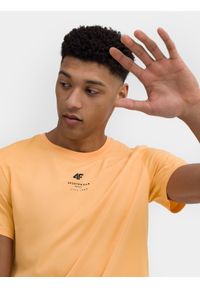 4f - T-shirt regular z nadrukiem męski. Kolor: różowy, pomarańczowy. Materiał: bawełna. Wzór: nadruk