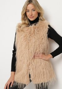 Born2be - Beżowa Kamizelka Futrzana ze Wsuwanymi Kieszeniami Venzira. Okazja: na co dzień. Kolor: beżowy. Materiał: futro. Wzór: aplikacja. Styl: casual, elegancki #2