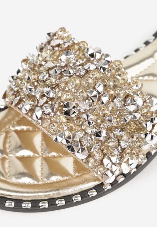 Renee - Złote Klapki Zdobione Biżuteryjnymi Aplikacjami Colsyn. Kolor: złoty. Materiał: len, koronka. Wzór: aplikacja. Sezon: lato