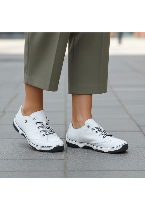 Półbuty damskie Rieker, cholewka skóra naturalna klasyczne sznurowanie i lekka elastyczna podeszwa zapewniają komfort, białe, 55901-80. Okazja: na co dzień. Zapięcie: sznurówki. Kolor: biały. Materiał: skóra. Szerokość cholewki: normalna. Styl: klasyczny