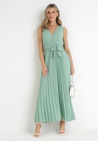 Born2be - Zielona Plisowana Sukienka Maxi z Gumką w Pasie i Materiałowym Paskiem Biak. Okazja: na wesele, na ślub cywilny, na imprezę. Kolor: zielony. Materiał: materiał. Sezon: lato. Typ sukienki: kopertowe. Styl: klasyczny, elegancki. Długość: maxi #4