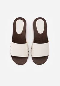 Renee - Białe Klapki Ozdobione po Bokach Nitami Neameronei. Kolor: biały. Materiał: skóra, jeans. Wzór: aplikacja #2