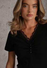 Renee - Czarna Bluzka z Bawełny na Krótki Rękaw z Koronkową Lamówką i Perełkami Audina. Okazja: na co dzień. Kolor: czarny. Materiał: bawełna, koronka. Długość rękawa: krótki rękaw. Długość: krótkie. Wzór: aplikacja, koronka. Styl: elegancki, casual #2