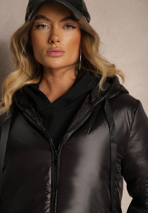 Renee - Czarna Długa Kurtka o Prostym Kroju z Kapturem Ściągaczami i Kieszeniami Salenith. Typ kołnierza: kaptur. Kolor: czarny. Materiał: wełna, jeans. Długość: długie. Sezon: zima