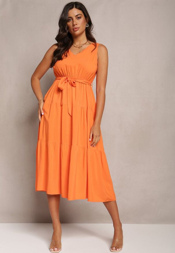 Renee - Pomarańczowa Wiązana Sukienka Midi bez Rękawów z Gumką w Talii Mideyo. Kolor: pomarańczowy. Materiał: wiskoza, tkanina, materiał. Długość rękawa: bez rękawów. Wzór: gładki. Typ sukienki: kopertowe. Długość: midi