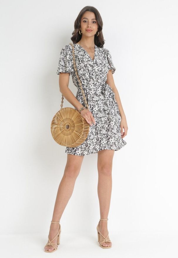 Born2be - Czarno-Biała Sukienka Mini z Kopertowym Dekoltem i Wiązanym Paskiem Airin. Kolor: czarny. Materiał: materiał. Sezon: lato. Typ sukienki: kopertowe. Długość: mini