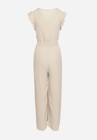 Born2be - Beżowy Taliowany Kombinezon Koktajlowy z Paskiem w Talii i Falbanami przy Ramionach Vimarine. Okazja: na imprezę. Kolor: beżowy. Materiał: jeans. Styl: wizytowy #5