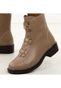 Beżowe skórzane botki damskie Jezzi Ol22-4. Okazja: na co dzień. Nosek buta: okrągły. Kolor: beżowy. Szerokość cholewki: normalna. Wzór: aplikacja, kwiaty. Materiał: skóra. Sezon: zima, jesień. Obcas: na obcasie. Styl: casual, klasyczny. Wysokość obcasa: niski #1