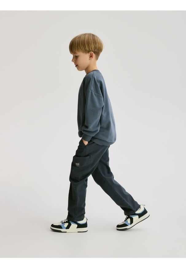 Reserved - Wysokoelastyczne spodnie regular - granatowy. Kolor: niebieski. Materiał: włókno, bawełna