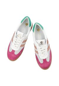 Sneakersy damskie Armodo, cholewka ze skóry naturalnej zamszowej z perforowanymi panelami klasyczne sznurowanie niska stabilna podeszwa zapewniająca. Okazja: na co dzień. Zapięcie: sznurówki. Kolor: biały. Materiał: zamsz, skóra. Szerokość cholewki: normalna. Wzór: ażurowy, kolorowy. Styl: klasyczny #6