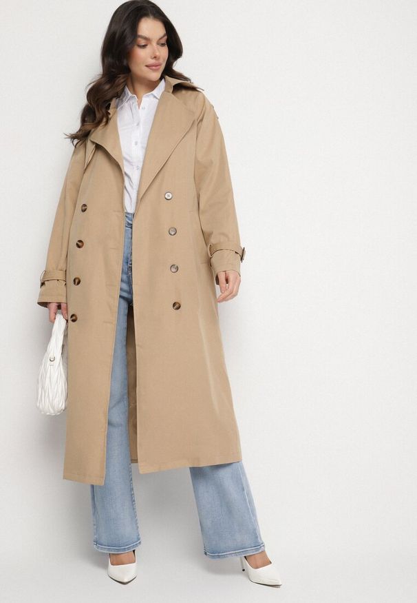 Born2be - Beżowy Długi Płaszcz Trencz Dwurzędowy z Paskiem w Talii Cadenite. Typ kołnierza: kolnierz wykładany. Kolor: beżowy. Długość: długie