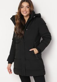 Born2be - Czarna Kurtka Pikowana do Kolana Massarita. Kolor: czarny. Wzór: aplikacja #1
