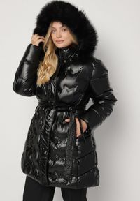 Born2be - Czarna Pikowana Kurtka z Kapturem z Futrem i Wiązanym Paskiem Zenilka. Okazja: na co dzień. Typ kołnierza: kaptur. Kolekcja: plus size. Kolor: czarny. Materiał: futro. Styl: casual, elegancki