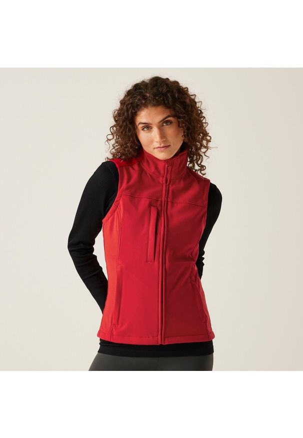 Regatta - Damski ochraniacz na ciało Flux Softshell. Kolor: czerwony. Materiał: softshell. Sport: turystyka piesza